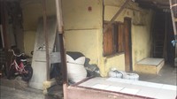 detikcom mendatangi alamat pemilik mobil Porsche di Jalan Karya Barat IV, RT 09 RW 03 Kebon Jeruk, Jakarta Barat, pada Senin (24/12/2018). Lantai pertama rumah itu berdinding bata dan semen sementara lantai keduanya berdinding tripleks dan seng serta tak terlihat adanya garasi tempat menyimpan mobil. (Foto: Ibnu Hariyanto-detikcom)