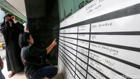 Data korban itu diletakkan di depan lobby RSUD Tarakan untuk memudahkan keluarga korban mencari nama anggota keluarganya.