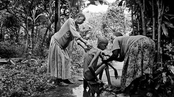 Pilihan juri selanjutnya ada Carol Allen-Storey dari Inggris yang menampilkan penderita AIDS yang tengah menjalani perawatan. Foto: LensCulture