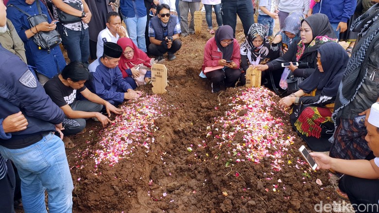 Jenazah Aa Jimmy dan Istri Dimakamkan Berdampingan Jenazah Aa Jimmy dan Istri Dimakamkan Berdampingan