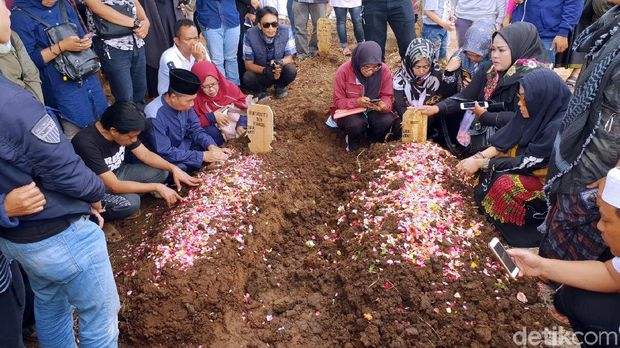 Jenazah Aa Jimmy dan Istri Dimakamkan Bersebelahan