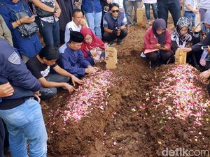 Suasana Haru Selimuti Pemakaman Aa Jimmy dan Istri