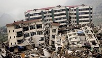 Gempa sebesar 8.0 magnitudo menimpa China, khususnya Sichuan. Gempa tersebut mengakibatkan 87,587 meninggal, 18,392 hilang, 374,643 terluka dan kerugian mencapai US$ 148 miliar setara Rp 2.146 triliun. Istimewa/Business Pundit.