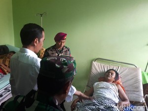 Jokowi Sapa Pengungsi Korban Tsunami di Labuan