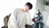 Jin BTS memilih tampil dengan sweater putih oversize. Dok. Naver x Dispatch