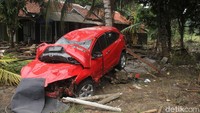 Sejumlah mobil nampak rusak parah usai diterjang tsunami di Anyer pada Sabtu (22/12/2018) malam.
