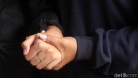 Para keluarga korban itu pun nampak saling menguatkan satu sama lainnya.