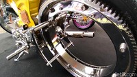 Tidak semua saya rombak. Kami hanya menyisakan mesin dan rangka asli. Saya terinsipirasi ingin membuat konsep caferacer dan gaya retro modern, kata Edo kepada detikcom, Minggu(23/12/2018). Foto: Deny Prastyo Utomo/detikOto