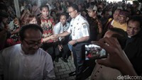 Anies juga sempat menyapa jemaat yang akan melaksanakan misa natal.