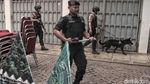 Polisi Bersenjata dan Anjing Pelacak Sisir Katedral