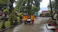 Terlihat petugas membawa kantong jenazah dari dalam vila. (Bahtiar/detikcom)