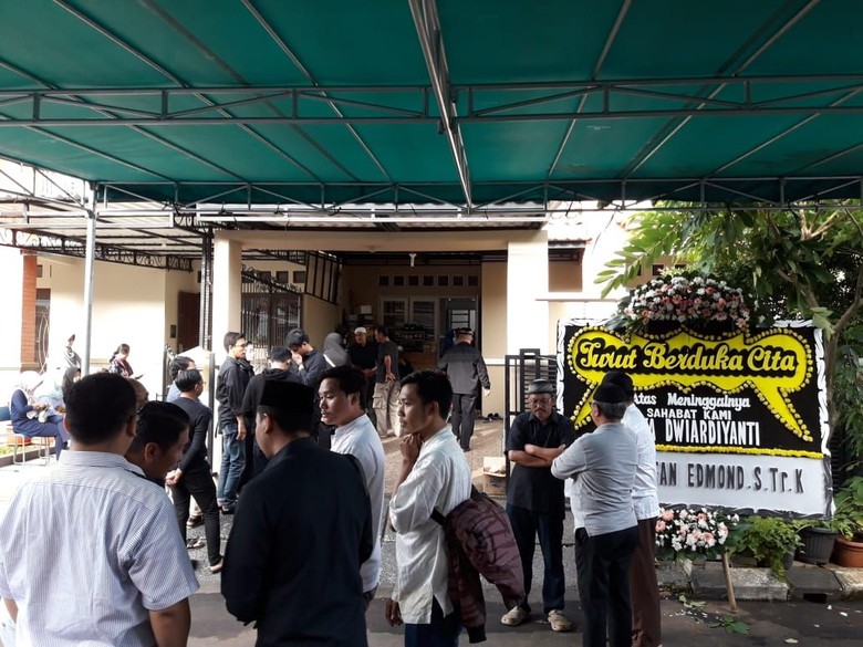 Pelayat Datangi Rumah Finalis None Jaktim 2017 Korban Tsunami Anyer Pelayat Datangi Rumah Finalis None Jaktim 2017 Korban Tsunami Anyer