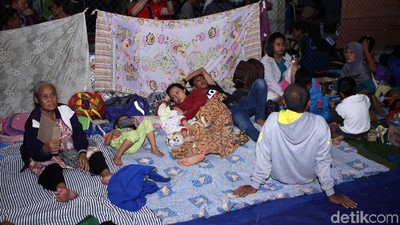Korban Tsunami Mengungsi di Lapangan Futsal