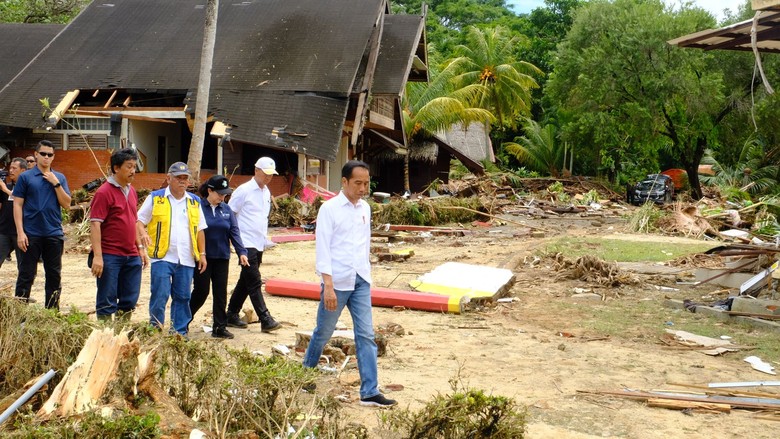 Jokowi Tinjau Hotel di Carita yang Hancur Karena Tsunami Banten Jokowi Tinjau Hotel di Carita yang Hancur Karena Tsunami Banten