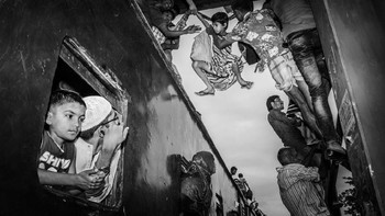 Tempat ketiga kategori Single Image ada Tonay Roy Sagar dari Bangladesh yang menggabarkan suasana stasiun kereta saat jam sibuk. Foto: LensCulture