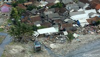 Kapal nelayan terseret hingga ke daratan.