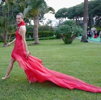 Seperti dikutip Telegraph, Petra tengah menjalani liburan akhir tahun bersama tunangannya Simon Atlee, seorang fotografer fashion asal Inggris saat tsunami menghantam tempatnya menginap. Ketika hari naas terjadi, dia dan Simon sedang berjalan-jalan di pinggir pantai. Foto: Dok. Getty Images
