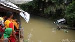 Mobil yang Terseret Tsunami Dievakuasi