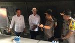 Potret Jokowi di Bibir Pantai Selat Sunda Pasca Terjangan Tsunami