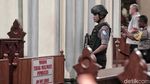 Polisi Bersenjata dan Anjing Pelacak Sisir Katedral