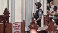 Polisi bersenjata disiagakan di dalam dan luar gereja untuk mengantisipasi hal-hal negatif yang bisa mengganggu jalannya kekhusyuan umat nasrani dalam beribadah.