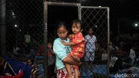Warga mengungsi dengan mengajak sanak keluarganya.