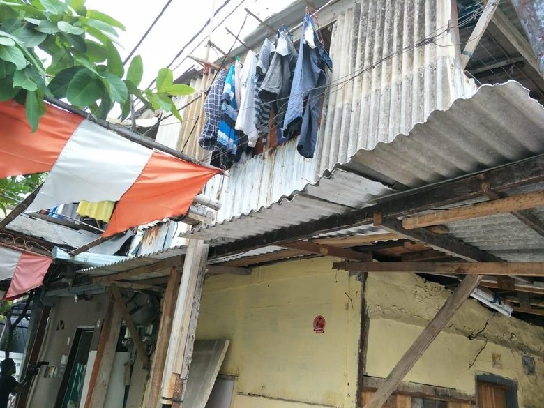 Terdaftar sebagai Pemilik Porsche, Aliyah Ngontrak di Rumah Berdinding Seng Terdaftar sebagai Pemilik Porsche, Aliyah Ngontrak di Rumah Berdinding Seng