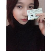 Menjelang akhir tahun ini, aku telah registrasi untuk dapat kartu ID donor organ. Untuk ONCE (sebutan untuk fans TWICE -red), yang selalu menyemangati dan memberi kekuatan pada kami, terima kasih banyak. Nikmati hari yang indah lagi hari ini, tulis Mina di akun Instagram @twicetagram. Foto: Dok. Instagram