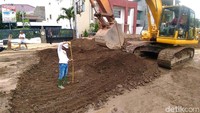 Begitu jalan sudah padat, pemkot akan segera memasang steel sheet pile (turap baja).