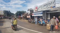 Sejumlah warung yang menjual sembako mulai berjualan kembali. Namun hanya sedikit yang buka. (Bahtiar/detikcom)