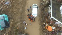 Polri-TNI dan Basarnas menyisir lokasi mencari korban tsunami.