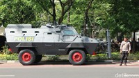 Sejumlah kendaraan taktis juga diturunkan.
