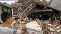 Ada pula mobil yang menabrak sebuah rumah yang juga rusak akibat diterjang tsunami Anyer.