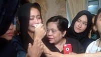 Sang istri tak kuasa menahan kesedihan saat melihat jenazah Herman.