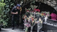 Selain melakukan sterilisasi, polisi juga disiagakan untuk mengamankan malam misa natal.