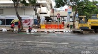 Proses recovery atau pemulihan Jalan Gubeng yang ambles dinyatakan hampir selesai. Dua sisi utara dan selatan telah tersambung oleh material tanah uruk, Senin (24/12/2018).