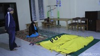 Jenazah korban datang lebih dahulu untuk dimakamkan. Sedangkan anggota keluarga lainnya yang selamat masih dalam perjalanan menaiki bus bersama rombongan.