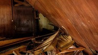 Bagian-bagiannya yang hancur disapu tsunami Selat Sunda pada Sabtu (22/12) malam (dok TCC Kemenpar)