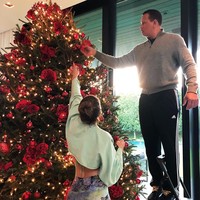 Penyanyi Jennifer Lopez memilih tema merah dan hijau untuk pohon Natalnya di 2018 ini. J-Lo pun tampak bergotong royong dengan kekasihnya atlet football Alex Rodriguez untuk menghias pohon Natal tersebut. Foto: Dok. Instagram