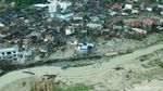 Melihat dari Udara Rumah yang Porak-poranda Disapu Tsunami