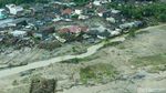 Melihat dari Udara Rumah yang Porak-poranda Disapu Tsunami