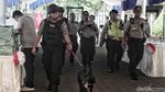 Polisi Bersenjata dan Anjing Pelacak Sisir Katedral