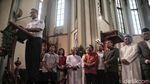 Berbaju Dinas, Anies Baswedan Kunjungi Gereja Katedral