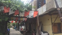 Samsat Jakarta Barat menyatakan pemilik mobil Porsche Cayman yang menunggak pajak beralamat di rumah berdinding tripleks dan seng. Rumah di depan jalan masuk sebuah gang itu terdiri dari 2 lantai. (Foto: Ibnu Hariyanto-detikcom)