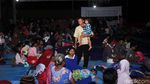Korban Tsunami Mengungsi di Lapangan Futsal
