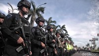 Tim gabungan dari kepolisian, TNI, gegana, Satpol PP dan Dinas Perhubungan melaksanakan apel pengamanan di depan Mal Artha Gading, Jakarta Utara, Senin (24/12/2018).