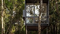 Terletak di bagian tenggara Sao Paulo, rumah ini dikelilingi pepohonan dan tanaman hijau yang menjulang tinggi. Foto: Inhabitat