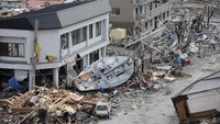 Tohoku mengalami gempa sebesar 9.0 magnitudo dan tsunami setinggi 133 kaki secara bersamaan. Bencana alam tersebut membuat kerugian sebesar US$ 300 miliar setara Rp 4.350 triliun. Istimewa/Business Pundit.
