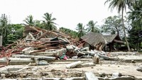 Tourism Crisis Center (TCC) Kementerian Pariwisata meninjau tempat wisata dan akomodasi di Banten, salah satunya melihat kerusakan di Mutiara Carita Cottage (dok TCC Kemenpar)