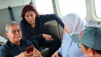 Susi didampingi Sekjen KKP Nilanto Perbowo dan pejabat eselon I langsung melakukan rapat koordinasi di dalam pesawat itu.